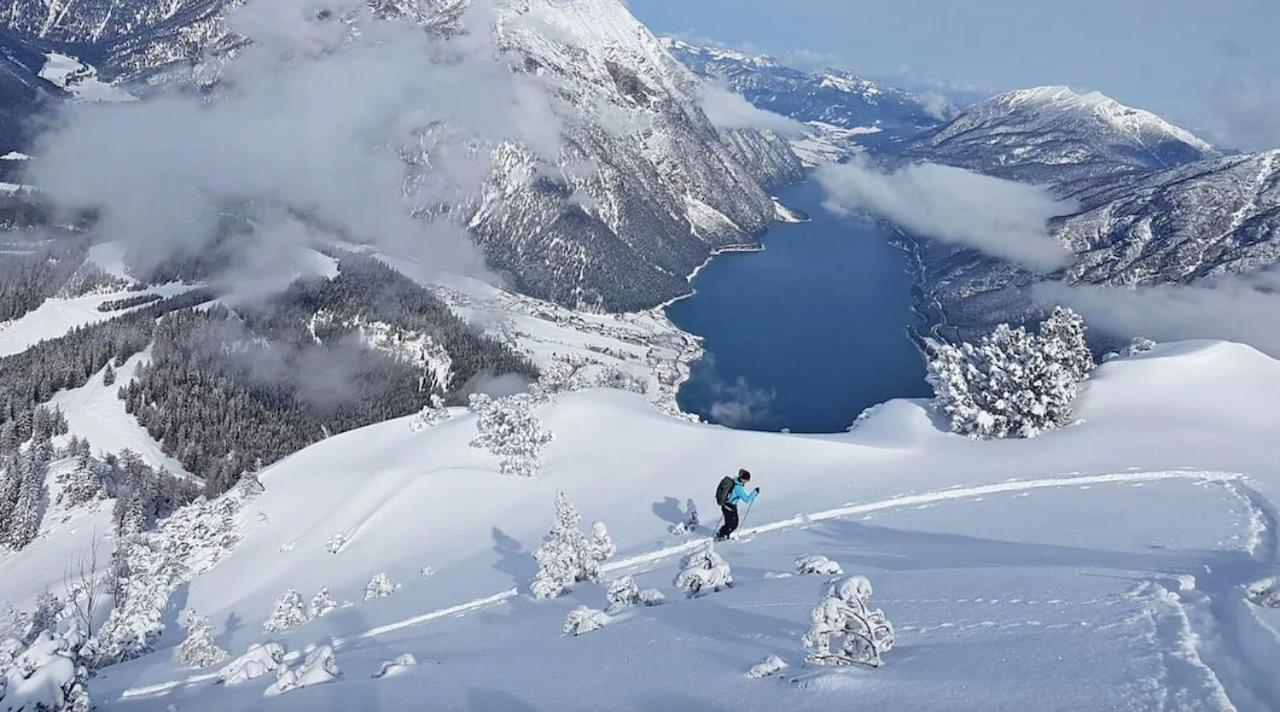 Urban Mountain Chalet With Lake View Маурах Екстериор снимка