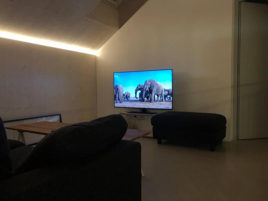 Urban Mountain Chalet With Lake View Маурах Екстериор снимка