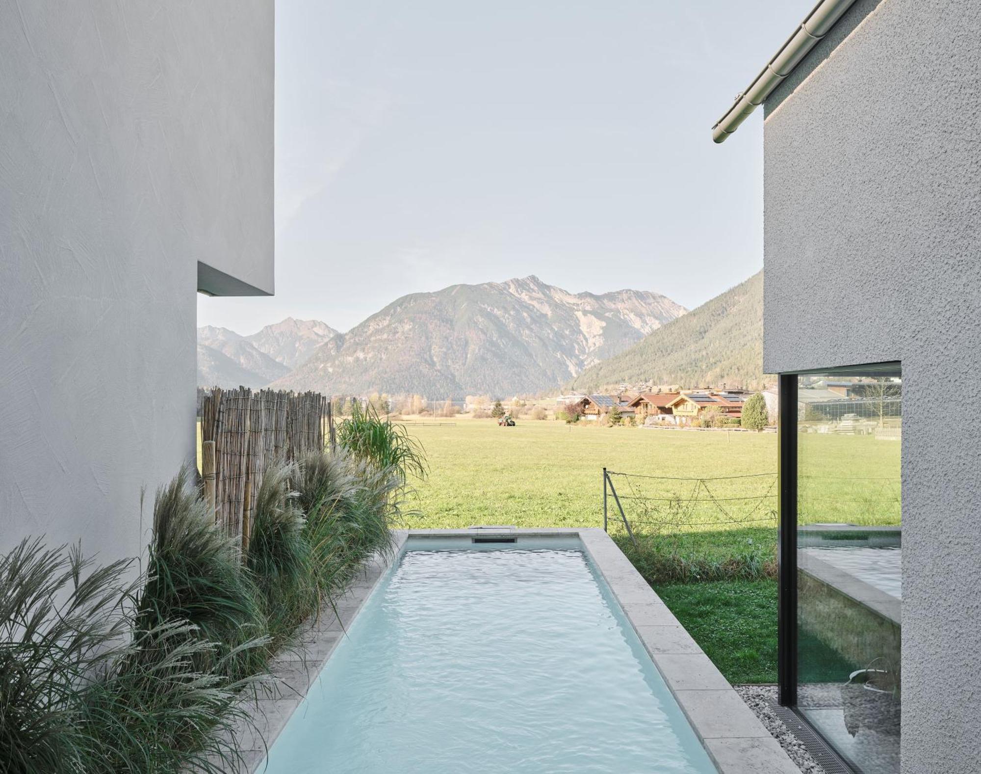 Urban Mountain Chalet With Lake View Маурах Екстериор снимка